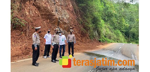 Jalur Mudik ke Pacitan Berpotensi Longsor, Rambu Peringatan Hingga Alat Berat Disiagakan Jalur Mudik ke Pacitan Berpotensi Longsor, Rambu Peringatan Hingga Alat Berat Disiagakan