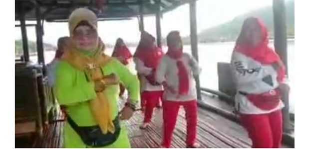 Hmmm, Emak-emak Berhijab Gelar Senam di Masjid Apung Pacitan Hmmm, Emak-emak Berhijab Gelar Senam di Masjid Apung Pacitan