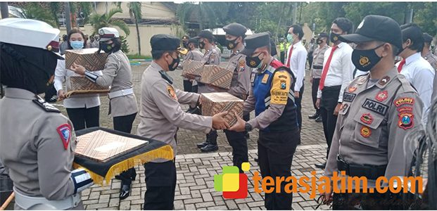 Pacu Semangat, Kapolres Pacitan Beri Reward Kepada Anggota Berprestasi Pacu Semangat, Kapolres Pacitan Beri Reward Kepada Anggota Berprestasi