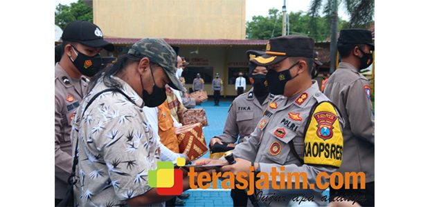 Beri Reward Abang Bakso Hingga Pak RT, Kapolres Pacitan Sebut Mereka Pejuang Covid Tanpa Tanda Jasa Beri Reward Abang Bakso Hingga Pak RT, Kapolres Pacitan Sebut Mereka Pejuang Covid Tanpa Tanda Jasa