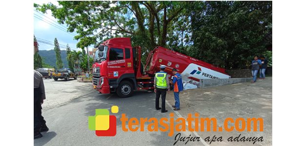 Sopir Makan di Warung, Truk Tangki Jalan Sendiri ke Sungai Sopir Makan di Warung, Truk Tangki Jalan Sendiri ke Sungai
