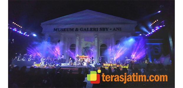 ‘Saputanganmu’, Pecah Keheningan Malam Konser Slendhang Biru di Pacitan ‘Saputanganmu’, Pecah Keheningan Malam Konser Slendhang Biru di Pacitan