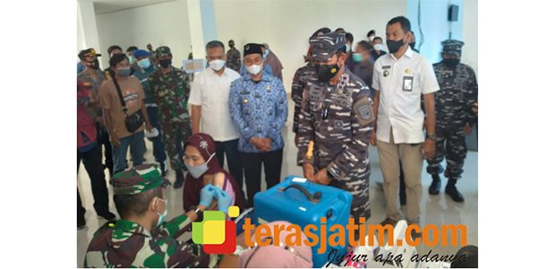 Pangkoarmada II Tinjau Serbuan Vaksinasi di Kampung Presiden Ke-6