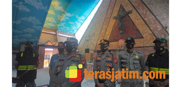 Ciptakan Rasa Aman Jelang Natal, Aparat Gabungan di Pacitan Patroli Gereja Ciptakan Rasa Aman Jelang Natal, Aparat Gabungan di Pacitan Patroli Gereja