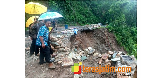 Ini Penanganan Badan Jalan Provinsi Amblas di KM 233+950 Pacitan Ini Penanganan Badan Jalan Provinsi Amblas di KM 233+950 Pacitan