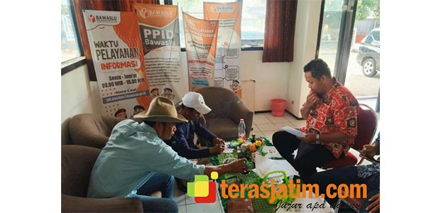 Pj Kades Watukarung Pacitan Dilaporkan ke Bawaslu Pj Kades Watukarung Pacitan Dilaporkan ke Bawaslu