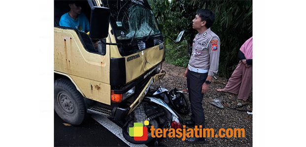 Salip Pengendara Lain, Pemotor di Pacitan Tabrak Mobil Box Salip Pengendara Lain, Pemotor di Pacitan Tabrak Mobil Box