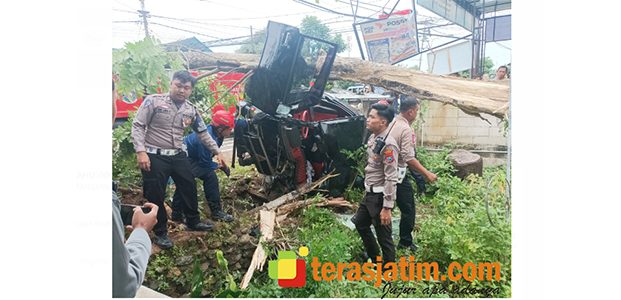 L-300 Tabrak Pohon di Pacitan, Satu Nyawa Melayang L-300 Tabrak Pohon di Pacitan, Satu Nyawa Melayang