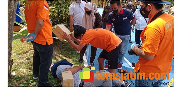 Pelaku Pembunuhan Wanita Setengah Telanjang di Patok Koang Pacitan Jalani Rekonstruksi Pelaku Pembunuhan Wanita Setengah Telanjang di Patok Koang Pacitan Jalani Rekonstruksi