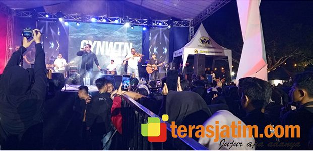 Guyon Waton, Hipnotis Ribuan Penonton di Alun-Alun Pacitan Guyon Waton, Hipnotis Ribuan Penonton di Alun-Alun Pacitan