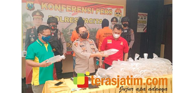 2 Kurir Benur Ilegal Senilai Rp200 Juta Ditangkap di Punung Pacitan, 1 Orang Buron 2 Kurir Benur Ilegal Senilai Rp200 Juta Ditangkap di Punung Pacitan, 1 Orang Buron
