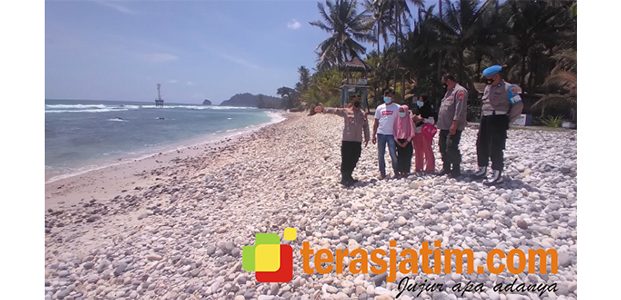 Di Pantai Tak Berpasir, Polisi Pacitan Imbau Wisatawan Patuhi Prokes Di Pantai Tak Berpasir, Polisi Pacitan Imbau Wisatawan Patuhi Prokes