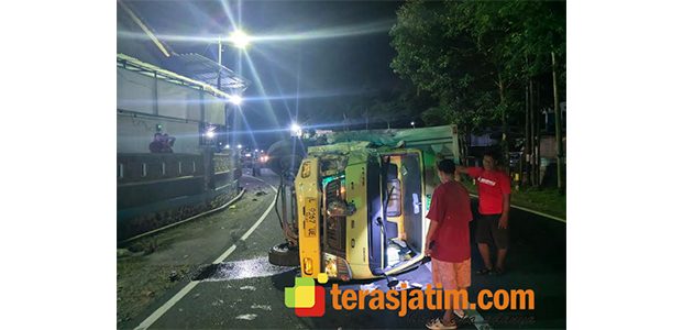Truk Paket Tumbur Pagar Rumah ‘Demang Moeda’ Gegeran Pacitan Truk Paket Tumbur Pagar Rumah ‘Demang Moeda’ Gegeran Pacitan