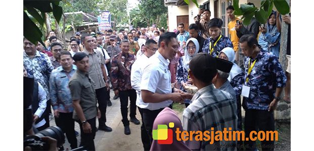 Door to Door Bagi Sertipikat Tanah di Pacitan, Menko AHY Dapat Buah Tangan dari Warga Door to Door Bagi Sertipikat Tanah di Pacitan, Menko AHY Dapat Buah Tangan dari Warga