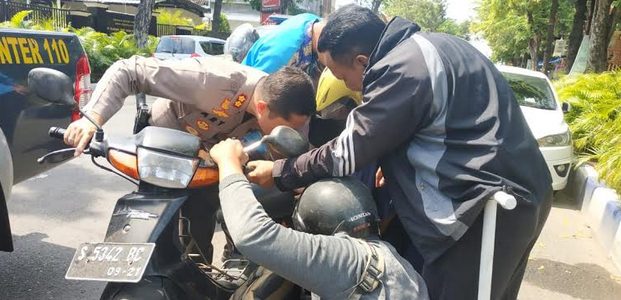 Pakaiannya Terlilit Gir Motor, Pengendara Wanita di Bojonegoro Macetkan Jalan Pakaiannya Terlilit Gir Motor, Pengendara Wanita di Bojonegoro Macetkan Jalan