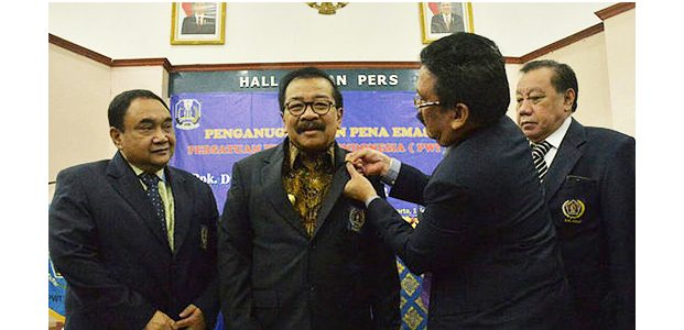 Pakde Karwo Raih Penghargaan Pena Emas dari PWI, Ini Kata Insan Pers Pakde Karwo Raih Penghargaan Pena Emas dari PWI, Ini Kata Insan Pers