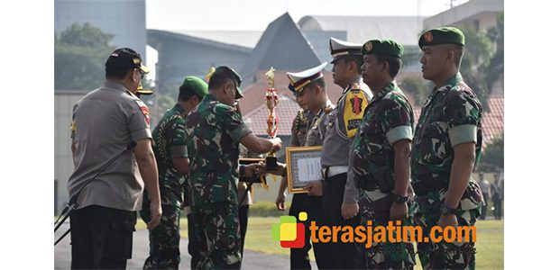 Pangdam Brawijaya Beri Penghargaan Personel TNI-Polri Pangdam Brawijaya Beri Penghargaan Personel TNI-Polri
