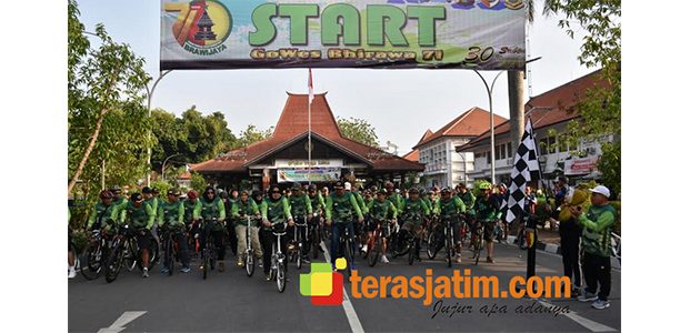 Pangdam Brawijaya Hadiri Acara Road Bike di Pendapa Agung Trowulan Pangdam Brawijaya Hadiri Acara Road Bike di Pendapa Agung Trowulan