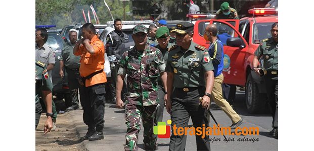 Pangdam Brawijaya Pantau Penanganan Kebakaran di Kota Batu Pangdam Brawijaya Pantau Penanganan Kebakaran di Kota Batu