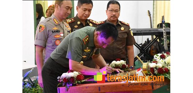 Pangdam Hadiri Puncak Peringatan HUT Korem Bhaskara Jaya Pangdam Hadiri Puncak Peringatan HUT Korem Bhaskara Jaya