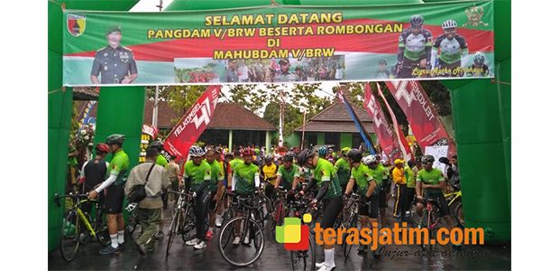 Pangdam Ikuti Gowes Korps Perhubungan TNI-AD di Malang Pangdam Ikuti Gowes Korps Perhubungan TNI-AD di Malang