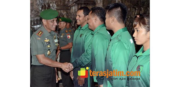 Pangdam Lepas Atlet Karate Yang Akan Berlaga di Piala Panglima TNI Pangdam Lepas Atlet Karate Yang Akan Berlaga di Piala Panglima TNI