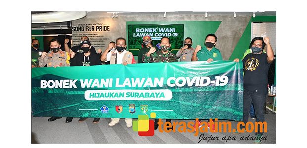 Pangdam dan Kapolda Gandeng Bonek Sosialisasikan Bahaya Penyebaran Covid-19 Pangdam dan Kapolda Gandeng Bonek Sosialisasikan Bahaya Penyebaran Covid-19