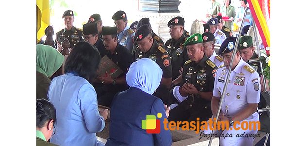 Panglima TNI Bersama Seluruh Kepala Staf Berziarah ke Makam Bung Karno di Blitar Panglima TNI Bersama Seluruh Kepala Staf Berziarah ke Makam Bung Karno di Blitar