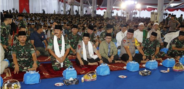 Panglima TNI dan Kapolri Lakukan Safari Ramadhan di Surabaya Panglima TNI dan Kapolri Lakukan Safari Ramadhan di Surabaya