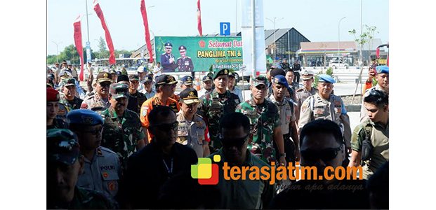 Panglima TNI dan Kapolri Tinjau Arus Mudik di Jalan Tol Ngawi Panglima TNI dan Kapolri Tinjau Arus Mudik di Jalan Tol Ngawi