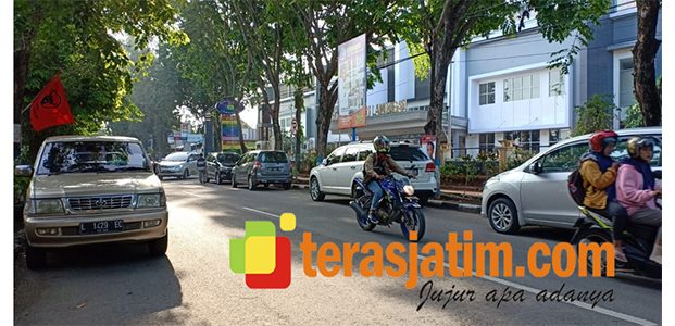 Parkir Kendaraan Pengunjung di depan RSUD Soegiri Lamongan Dikeluhkan Warga Parkir Kendaraan Pengunjung di depan RSUD Soegiri Lamongan Dikeluhkan Warga