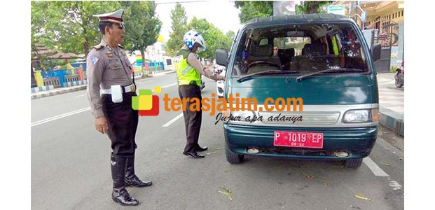 Parkir di Jalur KTL, Sebuah Mobil Dinas Milik Pemkab Situbondo Ditilang Polisi Parkir di Jalur KTL, Sebuah Mobil Dinas Milik Pemkab Situbondo Ditilang Polisi