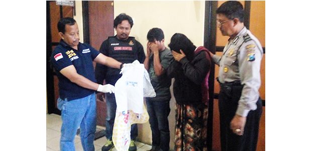 Usai Dilahirkan, Pasangan ini Buang Bayinya di Gudang Rongsokan Usai Dilahirkan, Pasangan ini Buang Bayinya di Gudang Rongsokan
