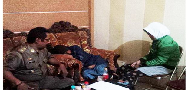 Kedapatan ‘Ngamar’ di Hotel, Pasangan Mahasiswa ini Digaruk Satpol Kedapatan ‘Ngamar’ di Hotel, Pasangan Mahasiswa ini Digaruk Satpol
