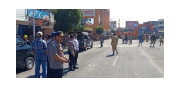Pasca Ambruknya Bangunan Ruko di Bantaran Kali Jompo, Polres Jember Siagakan Personelnya Pasca Ambruknya Bangunan Ruko di Bantaran Kali Jompo, Polres Jember Siagakan Personelnya