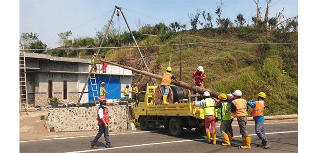 Pasca Puting Beliung di Bumiaji Kota Batu, PLN Perbaiki Kerusakan Jaringan Listrik Pasca Puting Beliung di Bumiaji Kota Batu, PLN Perbaiki Kerusakan Jaringan Listrik