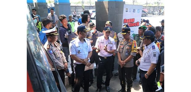 Pastikan Keselamatan Pemudik, Sopir Bus di Osowilangun Dites Urine Pastikan Keselamatan Pemudik, Sopir Bus di Osowilangun Dites Urine