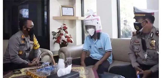 Gunakan Helm dari Rice Cooker, Pemotor di Pasuruan ini Ditegur Kapolres Gunakan Helm dari Rice Cooker, Pemotor di Pasuruan ini Ditegur Kapolres