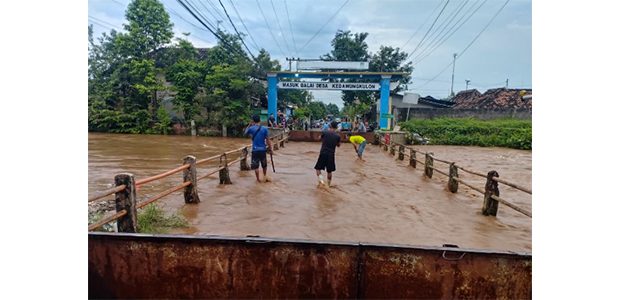 Sungai Lawean dan Rejoso Meluap, 2 Desa di Kabupaten Pasuruan Diterjang Banjir Sungai Lawean dan Rejoso Meluap, 2 Desa di Kabupaten Pasuruan Diterjang Banjir