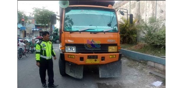 Pasutri asal Kedungbondo Bojonegoro Ditabrak Dump Truk Saat Berhenti di Lampu Merah Pasutri asal Kedungbondo Bojonegoro Ditabrak Dump Truk Saat Berhenti di Lampu Merah