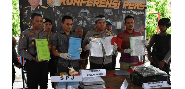 Pasutri di Trenggalek Kompak Korupsi Dana BOS dan BSM Pasutri di Trenggalek Kompak Korupsi Dana BOS dan BSM