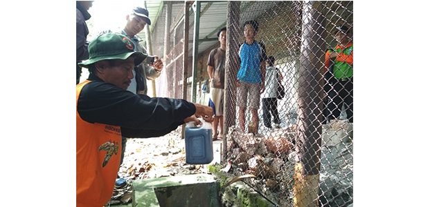 Tim Patroli Air Temukan Pabrik Pewarna Buang Limbah ke Kali Surabaya Tim Patroli Air Temukan Pabrik Pewarna Buang Limbah ke Kali Surabaya