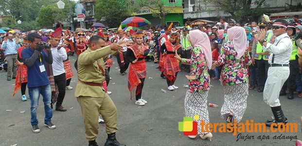 Warga Jombang Nikmati Pawai Budaya Warga Jombang Nikmati Pawai Budaya