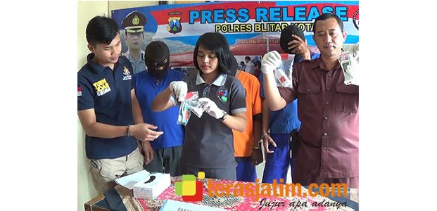 Pecatan Polisi dan Seorang PNS di Blitar Edarkan Sabu Pecatan Polisi dan Seorang PNS di Blitar Edarkan Sabu