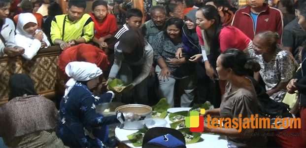 Ribuan Warga Berebut Pecel Tumpang Kediri Ribuan Warga Berebut Pecel Tumpang Kediri