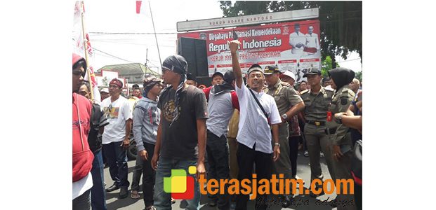 Pedagang Kota Blitar Geruduk Kantor Pemkot, Ini Tuntutannya Pedagang Kota Blitar Geruduk Kantor Pemkot, Ini Tuntutannya