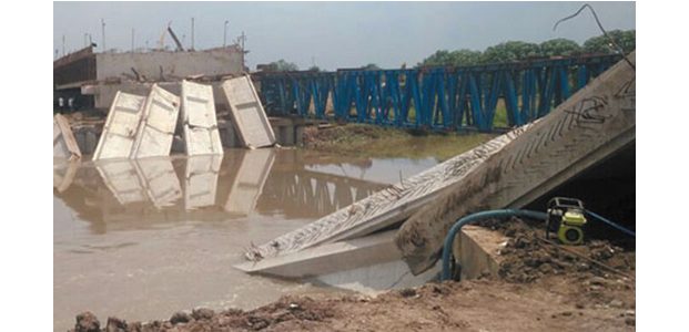 Proyek Jembatan Senilai Rp 40 Miliar di Mojokerto Ambruk Proyek Jembatan Senilai Rp 40 Miliar di Mojokerto Ambruk