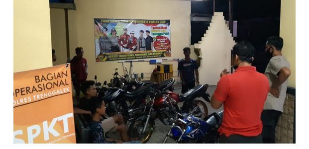 Pelaku Balap Liar di Trenggalek Ditilang, Motornya Ditahan Hingga Lebaran Pelaku Balap Liar di Trenggalek Ditilang, Motornya Ditahan Hingga Lebaran