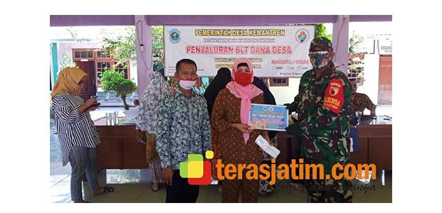 Pembagian BLT di Paciran Lamongan, Warga Penerima Wajib Pakai Masker Pembagian BLT di Paciran Lamongan, Warga Penerima Wajib Pakai Masker