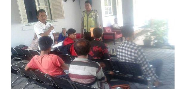 Pemborong Kabur, 5 Kuli Bangunan Asal Jateng dan Lampung Terlantar Di Pelabuhan Ketapang Banyuwangi Pemborong Kabur, 5 Kuli Bangunan Asal Jateng dan Lampung Terlantar Di Pelabuhan Ketapang Banyuwangi
